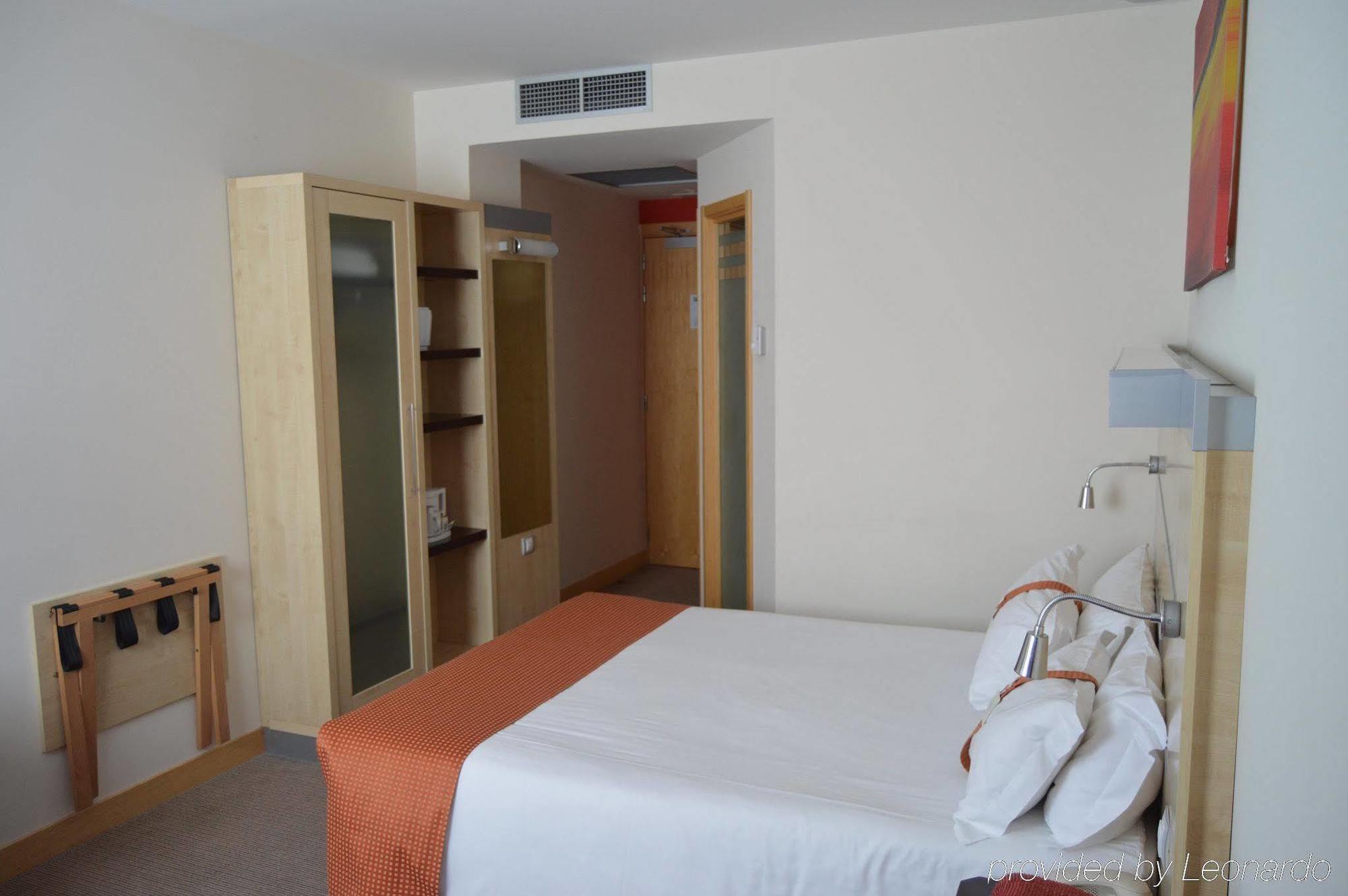 Holiday Inn Express Vitoria By Ihg Exterior foto