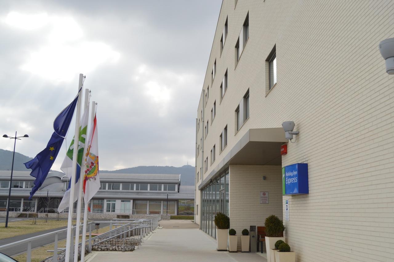 Holiday Inn Express Vitoria By Ihg Exterior foto